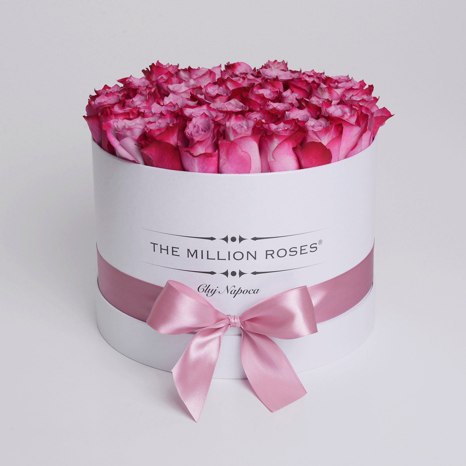 Aranjament floral cu trandafiri naturali mov în cutie albă medie