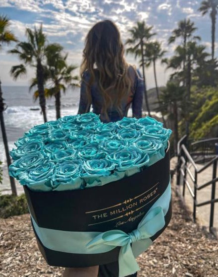 TRANDAFIRI CRIOGENAȚI CULOAREA TIFFANY BLUE ÎN CUTIE ‘THE MILLION HEART’ TIP INIMĂ NEAGRĂ