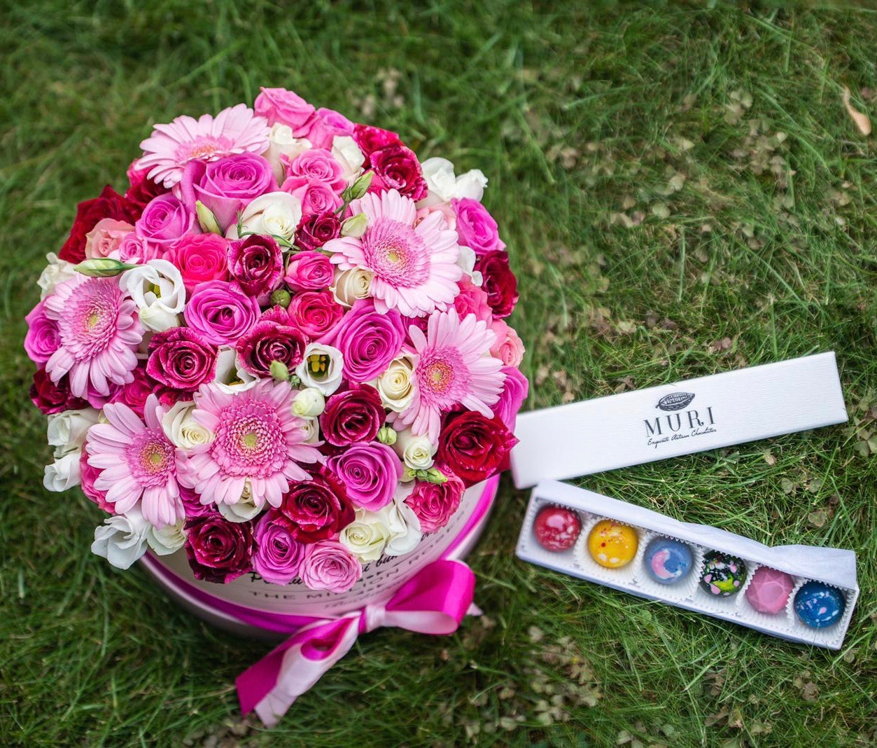 Cutie medie roz cu mixt de flori naturale  & ciocolata pictată manual Muri selection