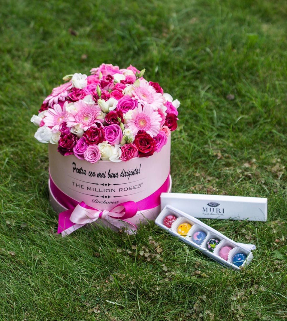 Cutie medie roz cu mixt de flori naturale  & ciocolata pictată manual Muri selection