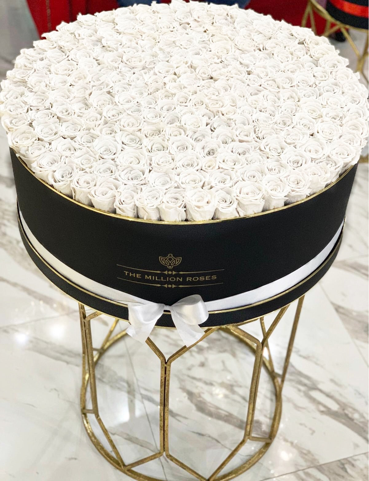 Aranjament din 201 fire de trandafiri albi criogenati THE MILLION LUXURY