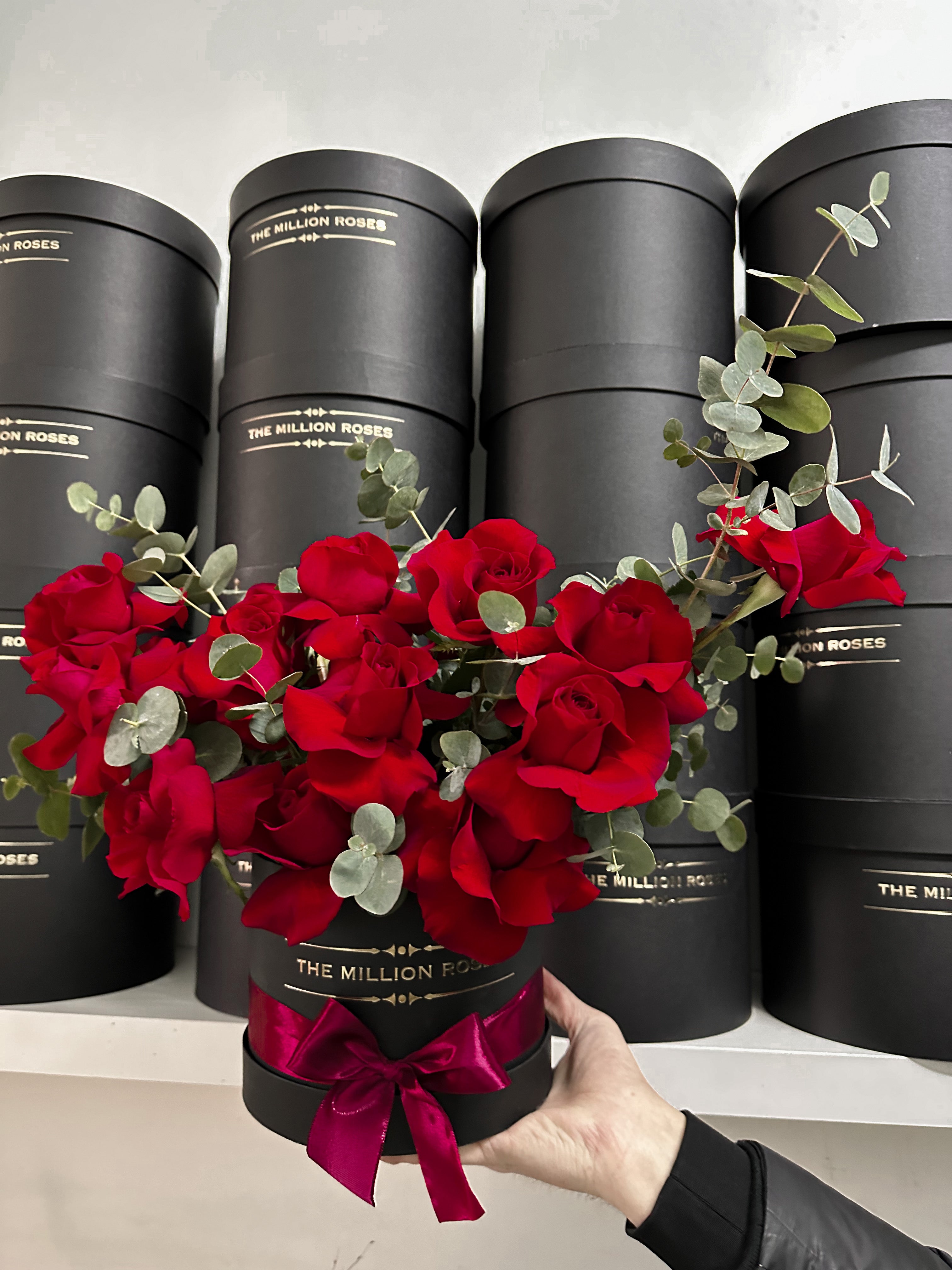 Trandafiri rosii & eucalipt in cutie - Drama queen